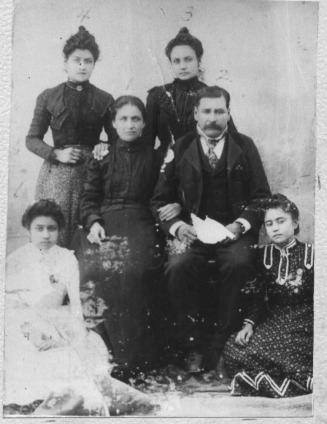 Família de Pascualita Esparza Perales de Pérez, que comprou a manequim que se assemelhava à sua irmã (a garota em pé á direita). Pascualita à época da foto, era a criança da direita.